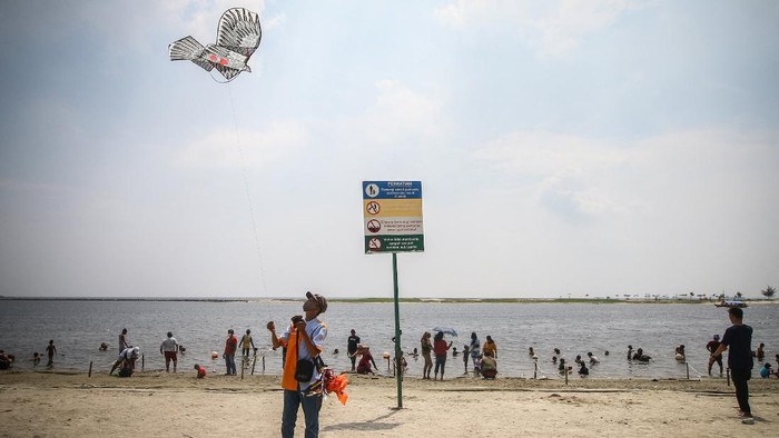 Kawasan wisata Ancol ramai didatangi warga Ibu Kota di hari kedua Lebaran. Pantai Ancol jadi destinasi populer yang dikunjungi untuk berwisata bersama keluarga.