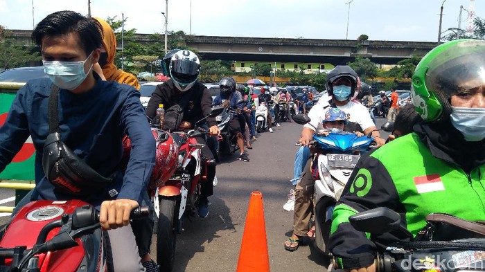 Antrean menuju Ancol, Jumat (14/5/2021).