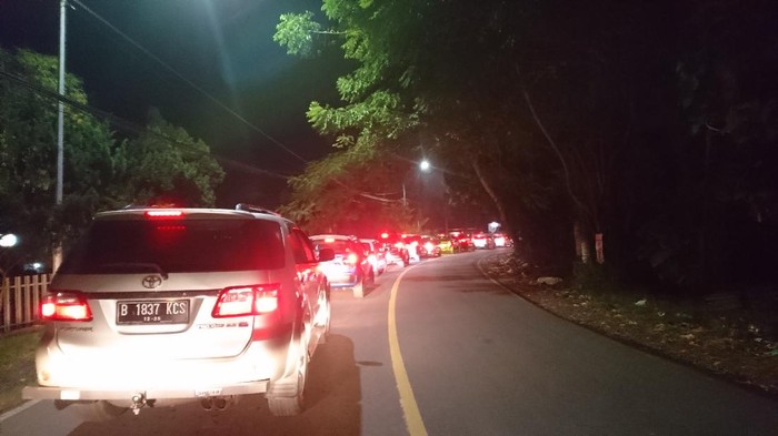 Arus lalu lintas (lalin) dari Pantai Anyer mengarah Cilegon padat pada Jumat (14/5) malam.