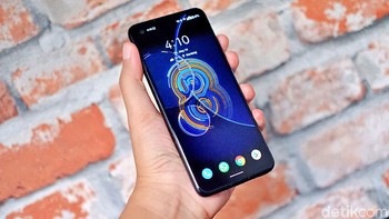 Zenfone 8 punya dapur pacu yang mumpuni. Memadukan chipset Snapdragon 888 dengan RAM LPDDR5 hingga 16 GB. Sementara memori internalnya menggunakan UFS 3.1 berkapasitas hingga 256 GB. Foto: Adi Fida Rahman/detikINET