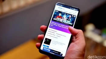 Mengikuti trend, layar HP ini sudah mendukung refresh rate 120 Hz, 1ms response time, touch sampling rate 240Hz, HDR10+ dan terlindungi Gorilla Glass Victus. Foto: Adi Fida Rahman/detikINET