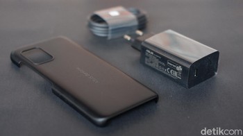Dalam paket penjualan hanya diberikan aksesori charger, kabel data dan hard case berwarna hitam. Foto: Adi Fida Rahman/detikINET