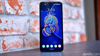 Zenfone 8 membawa layar Samsung E4 AMOLED berukuran 5,9 inch dengan resolusi FHD+, aspek rasio 20:9 dan kepadatan pixel 445 ppi Foto: Adi Fida Rahman/detikINET