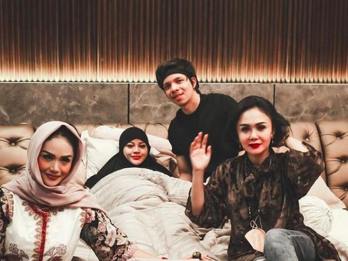 aurel hermansyah dijenguk KD dan Yuni Shara