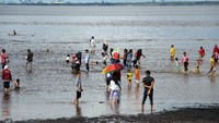 Sejumlah warga berwisata pada hari kedua Lebaran di Pantai Koneng Dumai, Riau, Jumat (14/5/2021). Obyek wisata pantai Dumai ramai dikunjungi warga pada hari kedua Lebaran yang datang dari luar daerah seperti Bengkalis, Rokan Hilir dan Pekanbaru meskipun ada larangan membuka tempat wisata oleh Polda Riau. ANTARA FOTO/Aswaddy Hamid.