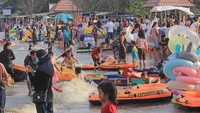 Pengunjung menikmati suasana liburan di pantai Karangsong, Indramayu, Jawa Barat, Jumat (14/5/2021). Obyek wisata pantai Karangsong ramai dikunjungi warga pada hari kedua Lebaran meskipun ada larangan membuka tempat wisata oleh Pemda setempat. ANTARA FOTO/Dedhez Anggara.
