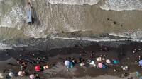 Pemerintah Kota Tegal pada libur Lebaran, tetap membuka wisata Pantai Utara tersebut dari pukul 06.00 hingga 15.00 WIB dengan kapasitas hanya 30 persen dari 5.000 menjadi 1.500 pengunjung. ANTARA FOTO/Oky Lukmansyah. 