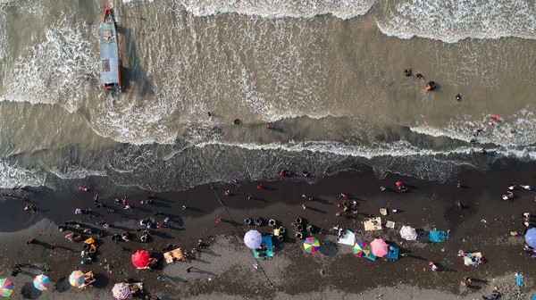 Pemerintah Kota Tegal pada libur Lebaran, tetap membuka wisata Pantai Utara tersebut dari pukul 06.00 hingga 15.00 WIB dengan kapasitas hanya 30 persen dari 5.000 menjadi 1.500 pengunjung. ANTARA FOTO/Oky Lukmansyah. Pemerintah Kota Tegal pada libur Lebaran, tetap membuka wisata Pantai Utara tersebut dari pukul 06.00 hingga 15.00 WIB dengan kapasitas hanya 30 persen dari 5.000 menjadi 1.500 pengunjung. ANTARA FOTO/Oky Lukmansyah.