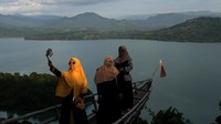 Sejumlah pengunjung berswafoto di objek wisata alam Bukit Bollangi di Kabupaten Gowa, Sulawesi Selatan, Jumat (14/5/2021). Objek wisata tersebut ramai dikunjungi wisatawan lokal saat libur lebaran Idul Fitri 1442 H. ANTARA FOTO/Arnas Padda.