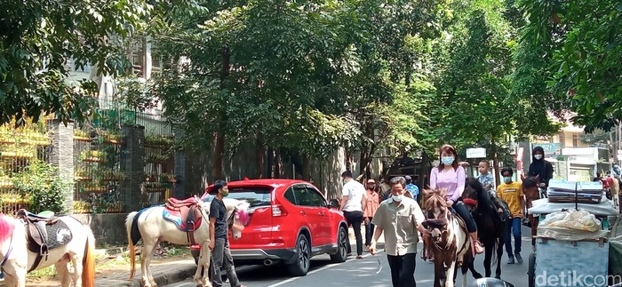 Berkuda di Taman Cilaki Bandung