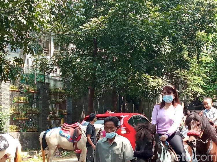 Berkuda di Tengah Kota Bandung, Bisa!