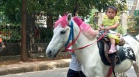 Di kawasan Taman Cilaki Bandung, deretan kuda menanti untuk ditunggangi oleh pengunjung.