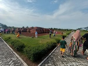 Turis Lokal-Prancis Ramaikan Candi Karawang Hari Ini