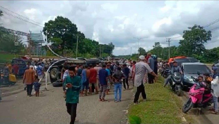 Diduga Sopir Ngantuk, Mobil Eks Bupati Bungo Jambi Terguling (Foto: Istimewa)