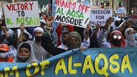 Warga Afrika Selatan memprotes serangan Israel terhadap warga Palestina di Gaza, di luar gedung parlemen di Cape Town, Afrika Selatan, Rabu (12/5/2021) waktu setempat. AP Photo/Nardus Engelbrecht  