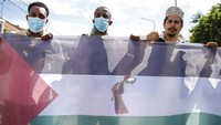 Beberapa pengunjuk rasa membawa bendera Palestina dan spanduk bertuliskan Bebaskan Palestina. AP Photo/Brian Inganga  