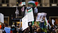 Para pengunjuk rasa berbaris di jalan-jalan Chicagos Loop untuk mendukung warga Palestina di Chicago, Amerika Serikat, Rabu (12/5/2021) waktu setempat. AP Photo/Shafkat Anowar  