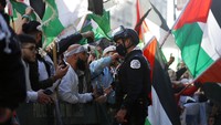 Pengunjuk rasa berkumpul dan melakukan protes untuk mendukung warga Palestina di depan Konsulat Jenderal Israel, Chicago, Amerika Serikat, Rabu (12/5/2021) waktu setempat. AP Photo/Shafkat Anowar  