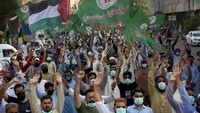 Pendukung kelompok agama Pakistan Sunni Tehreek Pakistan meneriakkan slogan-slogan dalam rapat umum untuk mengutuk penggunaan kekuatan Israel terhadap Palestina, di Karachi, Pakistan, Rabu (12/5/2021) waktu setempat. AP Photo/Fareed Khan  