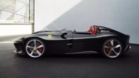  Mega bintang Juventus itu baru-baru ini mengunjungi pabrik Ferrari di Maranello, di sana dia tak hanya sekadar berkeliling di markas Kuda Jingkrak saja. Foto: Zing