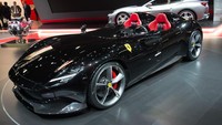 Pesepakbola berusia 36 tahun itu dilaporkan berkunjung ke pabrik Ferrari pada Senin (10/5) lalu. Dia ditemani Presidan Juventus Andrea Agnelli, dan Ferrari Chairman, John Elkan. Foto: Zing
