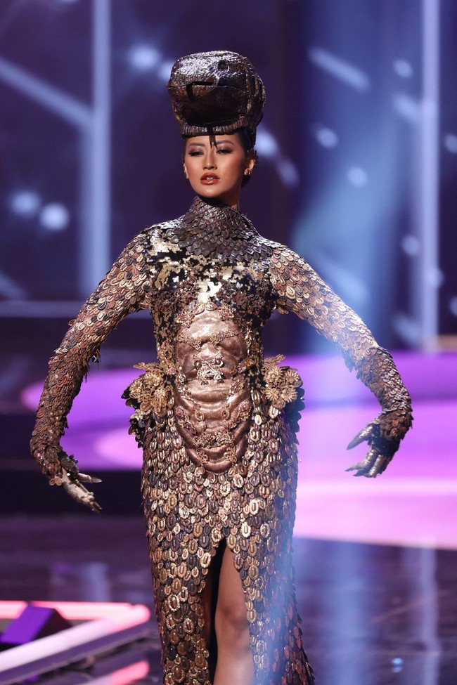 Ayu Maulida tampil dengan kostum nasional bertajuk Komodo Dragon: An Indonesian Prehistoric Heritage yang mengangkat keindahan spesies langka yang hanya ada di Indonesia, yakni komodo dalam ajang penjurian Miss Universe 2020 yang berlangsung di Hard Rock Hotel, Florida, Kamis (13/5/2021) malam waktu setempat. Foto: Getty Images via AFP/RODRIGO VARELA
