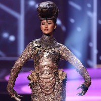 Ayu Maulida tampil dengan kostum nasional bertajuk Komodo Dragon: An Indonesian Prehistoric Heritage yang mengangkat keindahan spesies langka yang hanya ada di Indonesia, yakni komodo dalam ajang penjurian Miss Universe 2020 yang berlangsung di Hard Rock Hotel, Florida, Kamis (13/5/2021) malam waktu setempat. Foto: Getty Images via AFP/RODRIGO VARELA