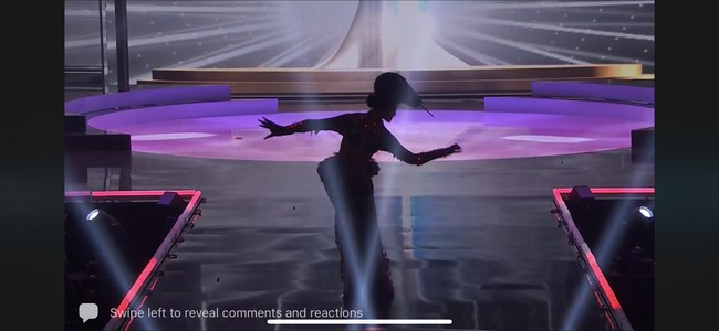 Tak hanya itu, kostum ini juga terbuat dari potongan logam yang jumlahnya mencapai 5.000 keping. Tidak ketinggalan lampu LED berwarna merah yang menambah kesan dramatis pada penampilan Ayuma. (Foto: Facebook/Miss Universe)