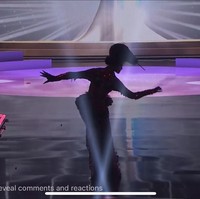 Tak hanya itu, kostum ini juga terbuat dari potongan logam yang jumlahnya mencapai 5.000 keping. Tidak ketinggalan lampu LED berwarna merah yang menambah kesan dramatis pada penampilan Ayuma. (Foto: Facebook/Miss Universe)