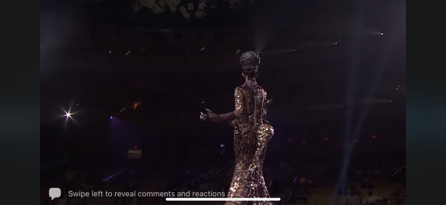 Headpiece berbentuk kepala komodo ikut melengkapi penampilan perempuan asal Surabaya, Jawa Timur ini. Yuling Hoo dan Silvy Prajogo menggunakan tiga jenis logam yang berbeda yang dilebur menjadi satu untuk mendapatkan efek ombre yang menarik. Bagian belakang pun tak luput dari permainan detail yang memukau. Ekor sepanjang dua meter yang terbuat dari kulit memberi kesan mewah. (Foto: Facebook/Miss Universe)