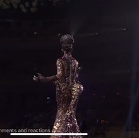 Headpiece berbentuk kepala komodo ikut melengkapi penampilan perempuan asal Surabaya, Jawa Timur ini. Yuling Hoo dan Silvy Prajogo menggunakan tiga jenis logam yang berbeda yang dilebur menjadi satu untuk mendapatkan efek ombre yang menarik. Bagian belakang pun tak luput dari permainan detail yang memukau. Ekor sepanjang dua meter yang terbuat dari kulit memberi kesan mewah. (Foto: Facebook/Miss Universe)