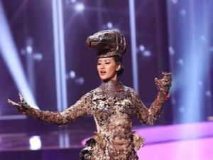 Penampilan Ayu Maulida Kenakan Kostum Komodo di Miss Universe 2020