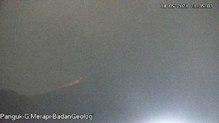 Gunung Merapi erupsi, luncurkan awan panas sejauh 2 km, Jumat (14/5/2021) malam.