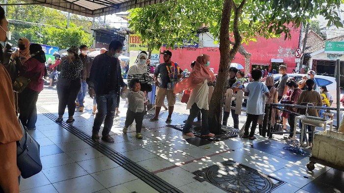 Hari kedua Lebaran 2021, tempat wisata Kebun Binatang Surabaya (KBS) mulai diserbu pengunjung. Meski panas terik, tak menyurutkan semangat pengunjung untuk mendatangi tempat wisata favorit warga.