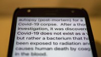 Melonjaknya kasus COVID-19 di India sejak beberapa waktu terakhir membuat negara tersebut kini tengah jatuh bangun berjuang menanggulangi pandemi. Mengutip AP, informasi yang salah mengenai virus Corona juga turut melonjak di India seiring meningkatnya jumlah kematian akibat COVID-19. AP Photo/Ashwini Bhatia.  
