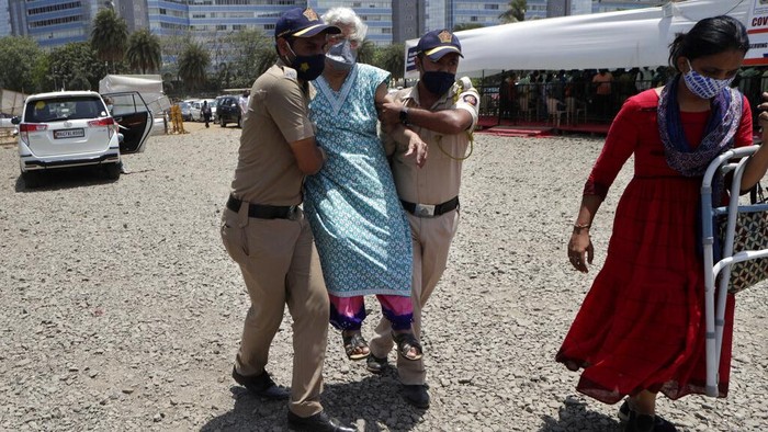 India Dibayangi Misinformasi Soal Corona di Tengah Lonjakan Kasus COVID-19 Jumlah kasus COVID-19 di India terus meroket hingga tembus angka 24 juta. Informasi yang salah mengenai virus Corona pun melonjak seiring dengan meningkatnya jumlah kematian akibat COVID-19