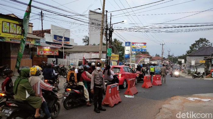 Jalur Alternatif Kuningan-Cirebon Dipadati Wisatawan