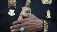 Raja ke-19 Kerajaan Lamahala, Raja Haji Adnan Sangaji membawa tongkat berbentuk Presiden pertama Republik Indonesia, Soekarno. Tongkat berukir kepala Bung Karno itu merupakan warisan raja terdahulu sebagai bukti pengakuan Kerajaan Lamahala sebagai bagian dari Negara Kesatuan Republik Indonesia (NKRI) usai kemerdekaan.    