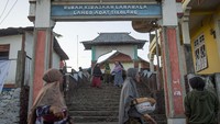 Denyut Islam masih kuat terjaga dalam kehidupan sekitar 7.000 penduduk Lamahala yang mayoritas berprofesi sebagai nelayan.  