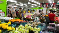 Sejumlah warga tampak sedang memilih beragam buah yang dijual di supermarket yang berada di kawasan Singapura. AP Photo/Zen Soo. 
