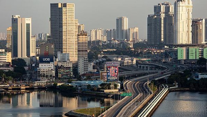 Singapura umumkan penerapan pembatasan ketat akan mulai berlaku pada Minggu (16/5) mendatang. Warga pun ramai-ramai berbelanja kebutuhan pokok jelang lokcdown.