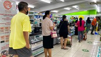 Sejumlah warga mengantre untuk membayar barang-barang yang mereka beli di salah satu supermarket yang berada di Singapura, Jumat (14/5/2021). AP Photo/Zen Soo.