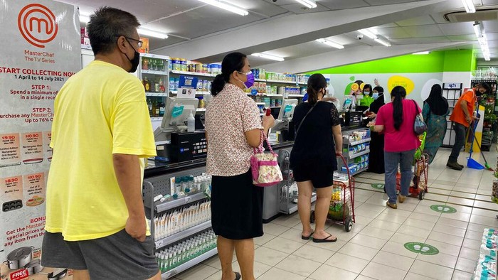 Jelang Lockdown, Warga Singapura Ramai-ramai Belanja Kebutuhan Pokok Singapura umumkan penerapan pembatasan ketat akan mulai berlaku pada Minggu (16/5) mendatang. Warga pun ramai-ramai berbelanja kebutuhan pokok jelang lokcdown.
