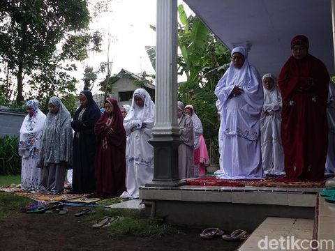 Umat Muslim Tanah Air menggelar salat id pada Kamis (13/5). Namun ratusan jemaah Aboge baru menggelar salat id hari ini.