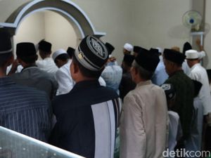 Ratusan Jemaah Aboge Probolinggo Baru Salat Id Hari Ini
