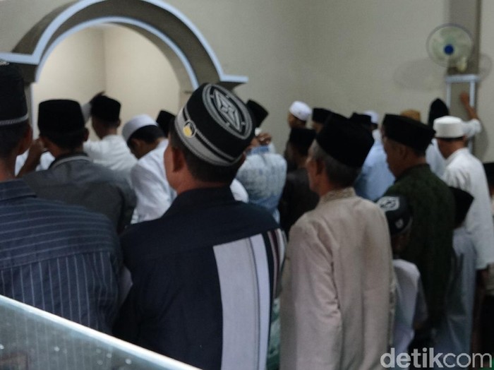 Umat Muslim Tanah Air menggelar salat id pada Kamis (13/5). Namun ratusan jemaah Aboge baru menggelar salat id hari ini.
