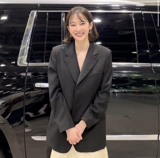 Inilah gaya artis rookie yang membawa pulang piala Aktris Terbaik berkat penampilannya dalam film besutan Netflix, The Call. Di balik setelan hitamnya, Jeon Jong Seo mengenakan gaun menjuntai berwarna broken white. Foto: dok. Instagram jeonjongseo_official