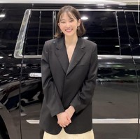 Inilah gaya artis rookie yang membawa pulang piala Aktris Terbaik berkat penampilannya dalam film besutan Netflix, The Call. Di balik setelan hitamnya, Jeon Jong Seo mengenakan gaun menjuntai berwarna broken white. Foto: dok. Instagram jeonjongseo_official