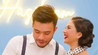 Ada foto yang menampilkan kedekatan mereka berdua. (Foto: dok. Instagram @jscmila) 