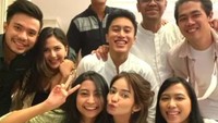 Jessica Mila dan Yakup Hasibuan dengan teman-temannya. Foto: Instagram Jessica Mila